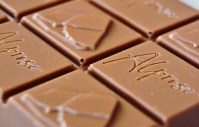 Jak połączyć oblewarkę do czekolady ze zbiornikiem do mieszania czekolady?