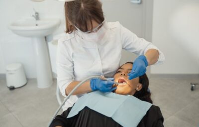 Kiedy dentysta kieruje pacjenta do chirurga stomatologa?
