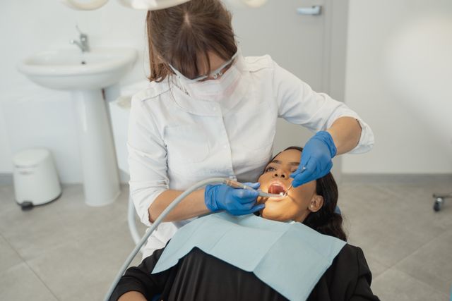 Kiedy dentysta kieruje pacjenta do chirurga stomatologa?
