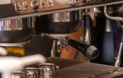 Najważniejsze akcesoria baristyczne do pracy z ekspresem do kawy w restauracji