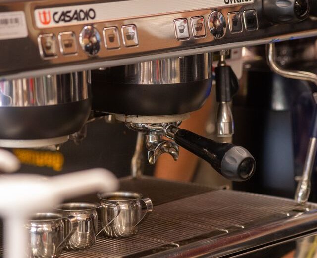 Najważniejsze akcesoria baristyczne do pracy z ekspresem do kawy w restauracji