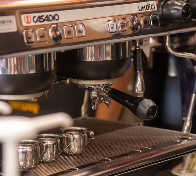 Najważniejsze akcesoria baristyczne do pracy z ekspresem do kawy w restauracji