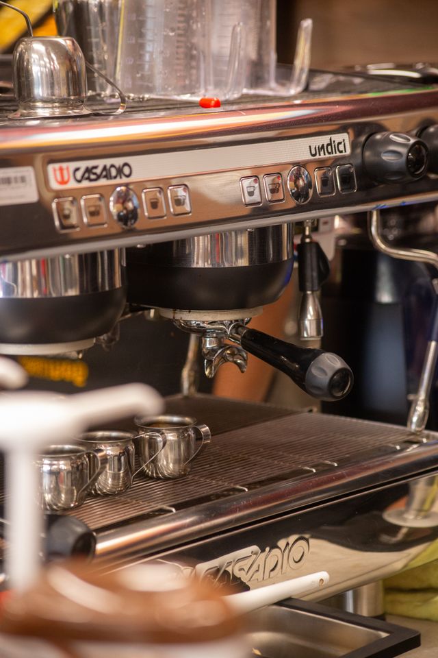 Najważniejsze akcesoria baristyczne do pracy z ekspresem do kawy w restauracji