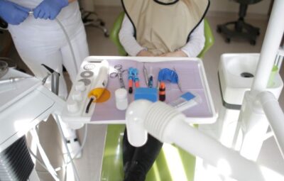Kiedy sterowana regeneracja kości jest potrzebna przed implantacją?